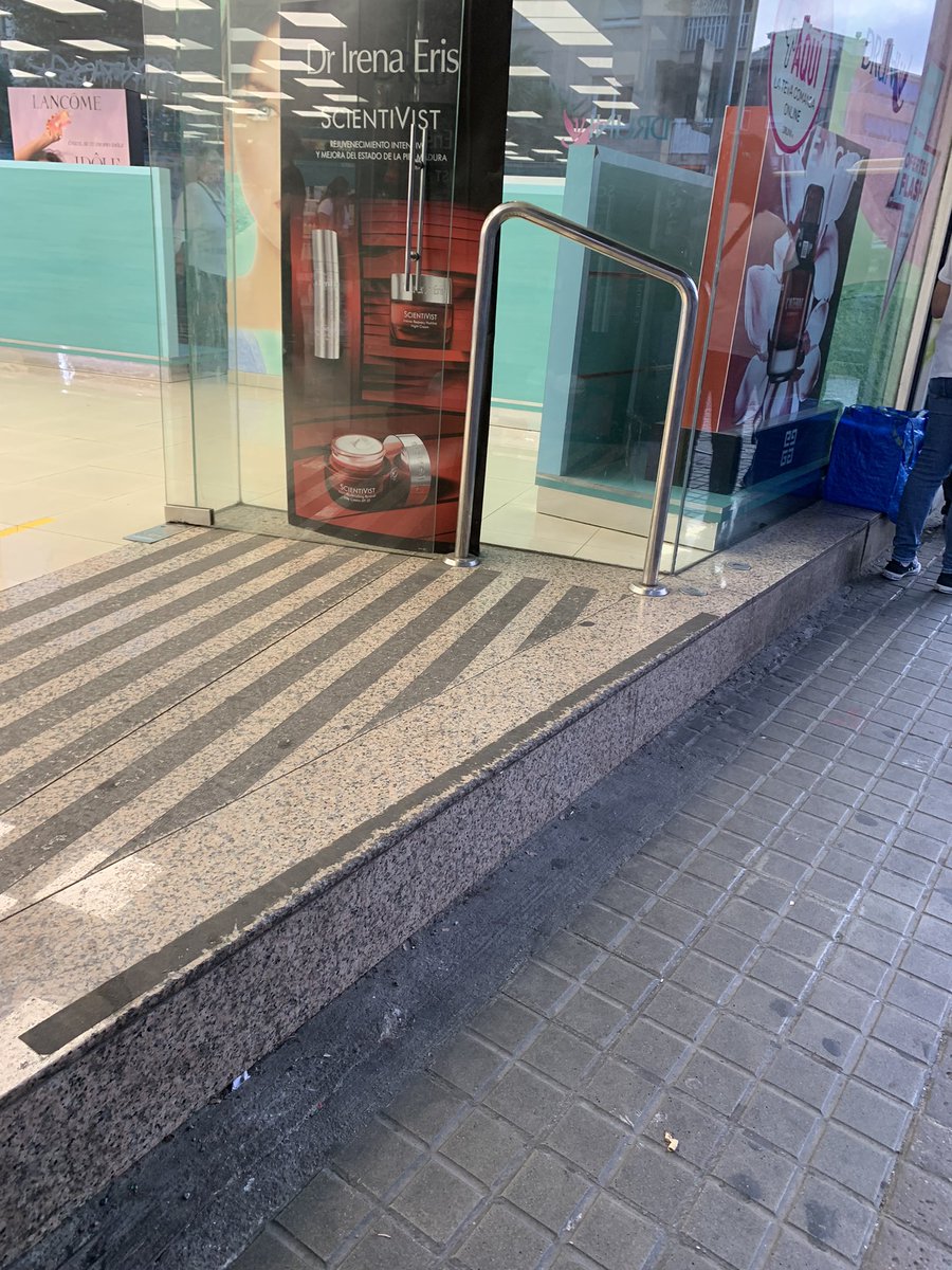 mbazanno's tweet photo. Al #Druni #perfumerias del meu barri Artigues no té cap rampa i la que hi ha és una placa de metall poc segura ja que és de posar i treure. 
@AjBadalona ; volem un canvi social i eliminar les barreres arquitectòniques? #sharediversitas #diversitatuoc1 https://t.co/78y1QOwhXR