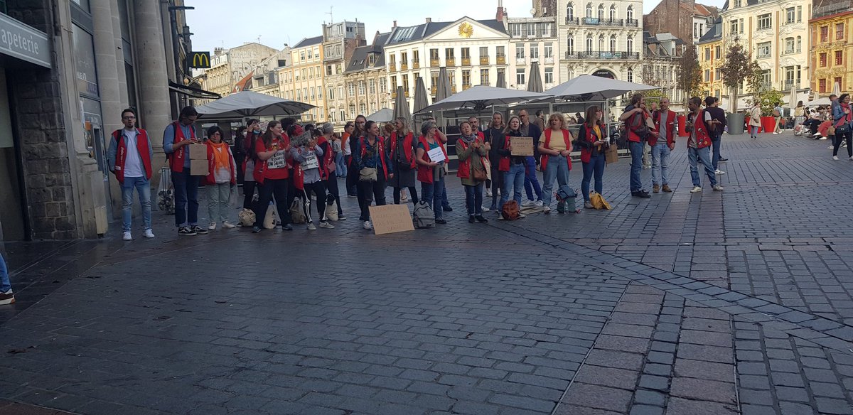 RomarinPaulette's tweet photo. Grêve historique au(x) Furet(s) du Nord! Revendications salariales ✊ #furetdunord #lefuretdunord #greve @lavoixdunord @ https://t.co/8VT4mUn53E