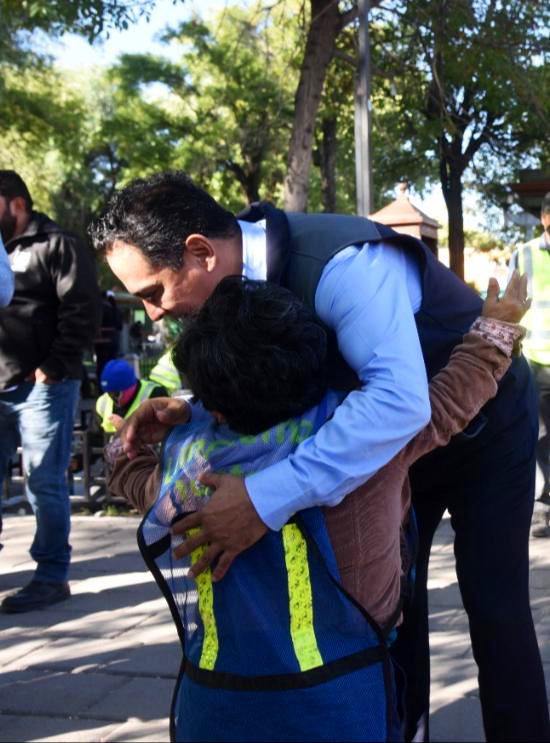 josejoseantonio's tweet image. Por plazas y jardines más chulos, limpios y ordenados, para que la familia duranguense los disfrute al máximo. 🏡🌳

Supervisamos la Plazuela Baca Ortiz y platicamos con los comerciantes de la zona. 🤝