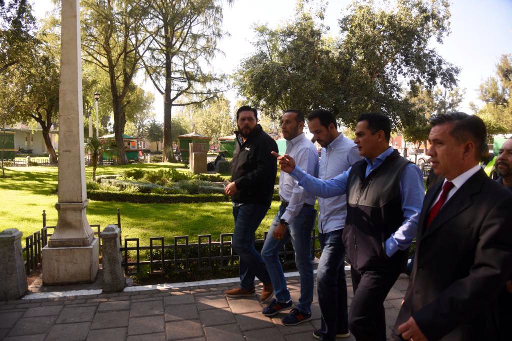 josejoseantonio's tweet image. Por plazas y jardines más chulos, limpios y ordenados, para que la familia duranguense los disfrute al máximo. 🏡🌳

Supervisamos la Plazuela Baca Ortiz y platicamos con los comerciantes de la zona. 🤝