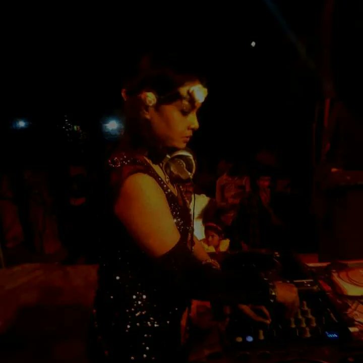 dj_bluhi's tweet photo. Retro Electro rockzz..hey guyzz put ur hands up..this izz ur DJ Bluhi
#india #DJ #djing #music #musicalgenre #beats #rhythm #pioneer #cdj800 #headphone #partytime #Showtime #nightlife #Artist #twitter #sound #soundlight #partyplanner #freelancedj #ladydj #femaledj https://t.co/BAle2evPca