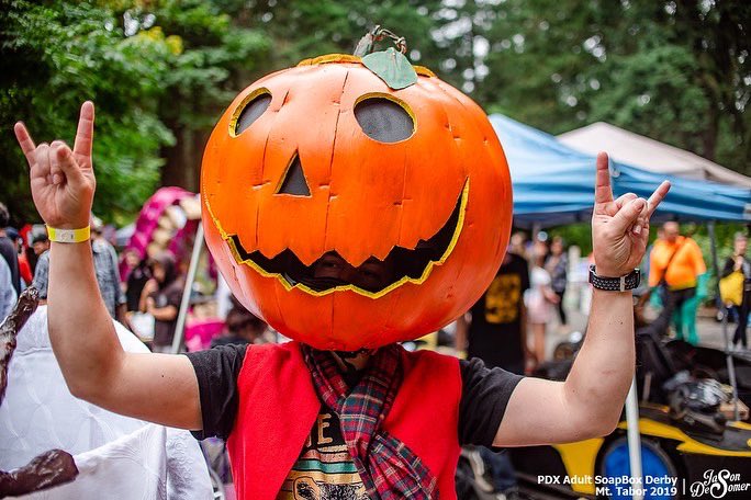 PDXSoapboxDerby's tweet photo. Happy spooky season derby friends! Here’s a throwback to 2019 🎃 🤘 

What are some of your favorite spooky or costume themed cars? 🤔 👻  

Tweet &amp; tag us, we wanna know 👀 👏 

#keepportlandweird #pdxsoapboxderby https://t.co/DOdccT1Gl1