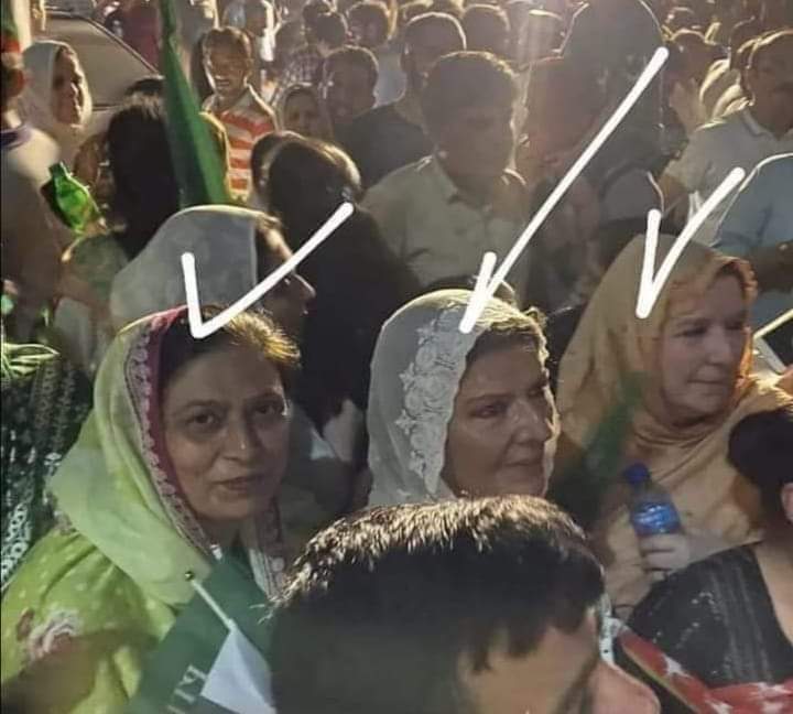 لانگ مارچ اور احتجاج ایسے ہوتے ہیں
یہ معزز خواتین قوم کے لیڈر عمران خان کی سگی بہنیں ہیں اور وہ عوام کے ساتھ لانگ مارچ میں شامل ہیں کسی اور لیڈر کے خاندان کے افراد تو دور ملازموں کے پروٹوکول تک نہیں ختم ہوتے۔
یہی فرق ہے حقیقی قیادت اور ذاتی مفاد کی قیادت کا۔