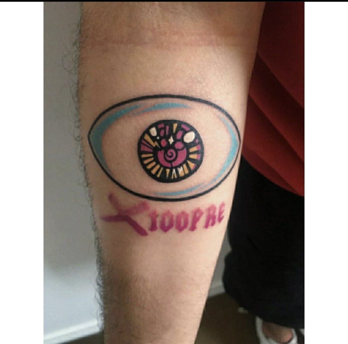 WEAREINCHILI's tweet photo. Mi hermano AMA con la vida a Benito y hace 2 años se tatuó “x100pre”.
anoche por fin cumplió su sueño de verlo en vivo y lo mejor es que le vio el tatuaje! 
@sanbenito gracias por darle la mejor noche de su vida ❤️ 

Pd:perdón por mis gritos 
 @tourbadbunny  #badbunnychile https://t.co/VRf42GxoFS
