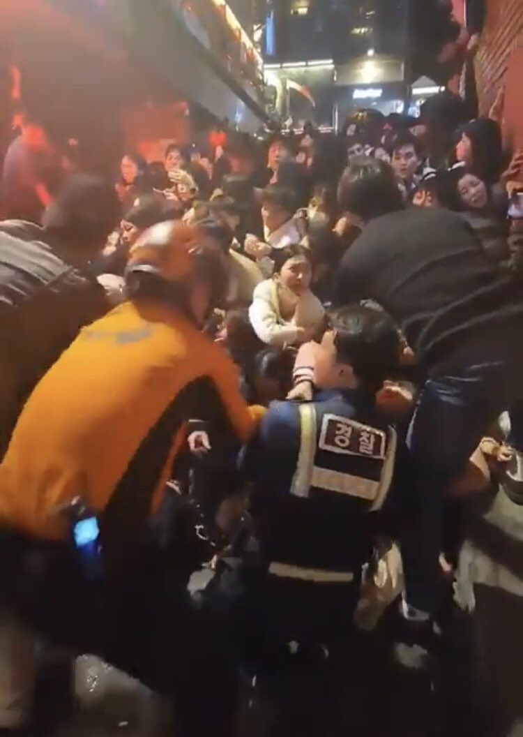 เอาจริงคือถ้าไปถึงแล้วเจอจำนวนคนขนาดนี้ก็ไม่เสี่ยงเข้าไปแน่นอน มันไม่มีทางที่จะสนุกได้เลยต่อให้ไม่มีเหตุร้ายเกิดขึ้น

สิ่งที่น่าตกใจ คือ 
- มีกลุ่มคนอีกกลุ่มยืนเต้นสนุก
หน้ารถแบบไม่ได้สนใจอะไรว่ามีคนกำลังปั๊มหัวใจและมีคนตาย
- ร้านอาหาร/ผับเปิดเพลงให้สนุกปกติ

#อิแทวอน #Itaewon