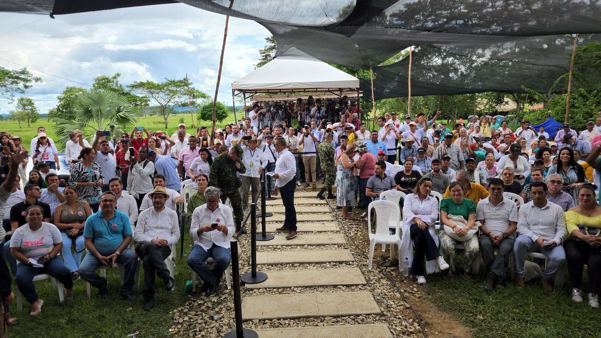 petrogustavo's tweet photo. Entrego la finca que ocupó Carlos Castaño cerca de Monteria a 50 familias campesinas.

Aqui comienza la reforma agraria. https://t.co/uQ7CSGhudX