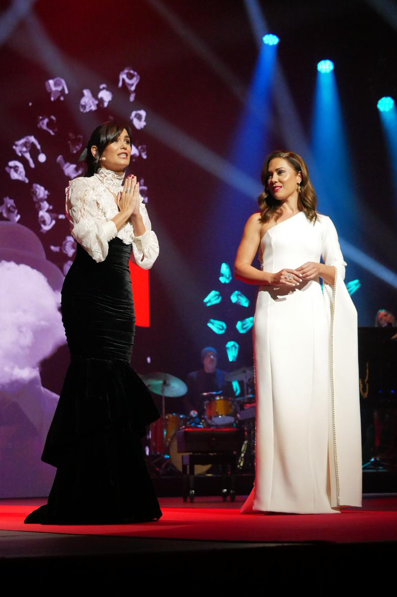 Comienza la gala de clausura  en el <a href="/TCalderonVLL/">Teatro Calderón</a>, presentada por #ElenaSánchez y @evamarciel.
<a href="/SEMINCI/">SEMINCI | Festival de Cine</a> y <a href="/DORibera/">Ribera Del Duero</a> agotan las últimas horas de una semana llena de cine 💋🍷💋🍷
