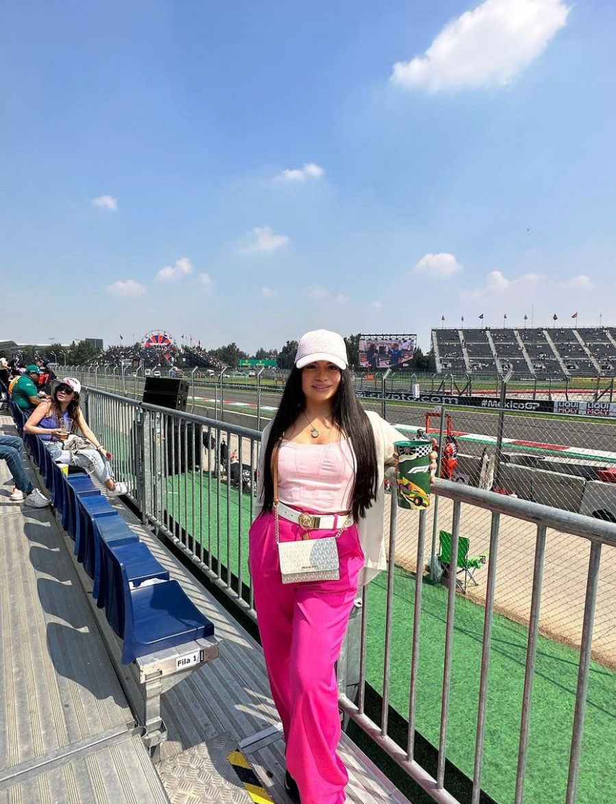 AnaMariaToUr's tweet photo. Disfrutando del #MexicoGP obvio con mi #HeinekenF1 espero ganar mis pases para el 2023!!!! https://t.co/M2Fc82RnG6