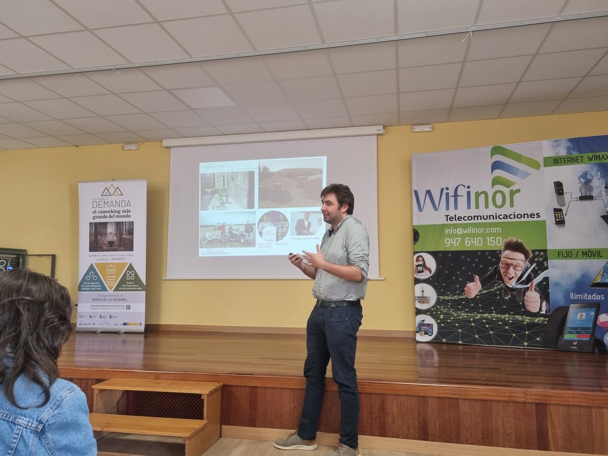 javioreto's tweet image. Estupenda jornada hablando de #emprendimiento rural en #Atapuerca de la mano de @fundacionO2, donde @garnaizd92 y yo hemos podido compartir nuestros avances con #SmartEnergyApp y conocer grandes proyectos.
