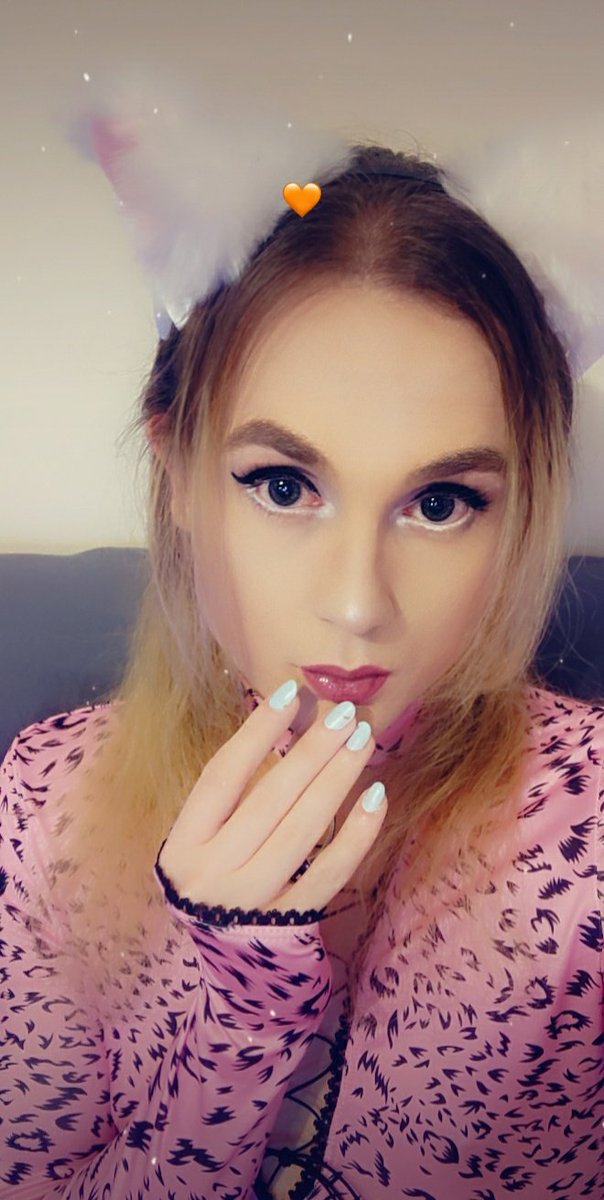 Online now! Kitty wants to play 😈😇
chaturbate.com/dollyreign/
