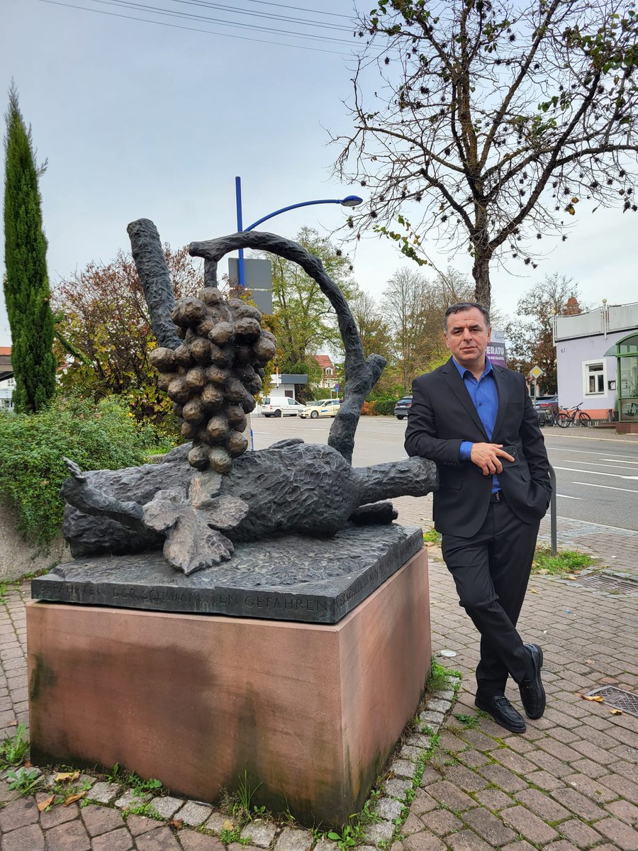 Wiesloch… Üzüm salkımı heykeli… Almanya