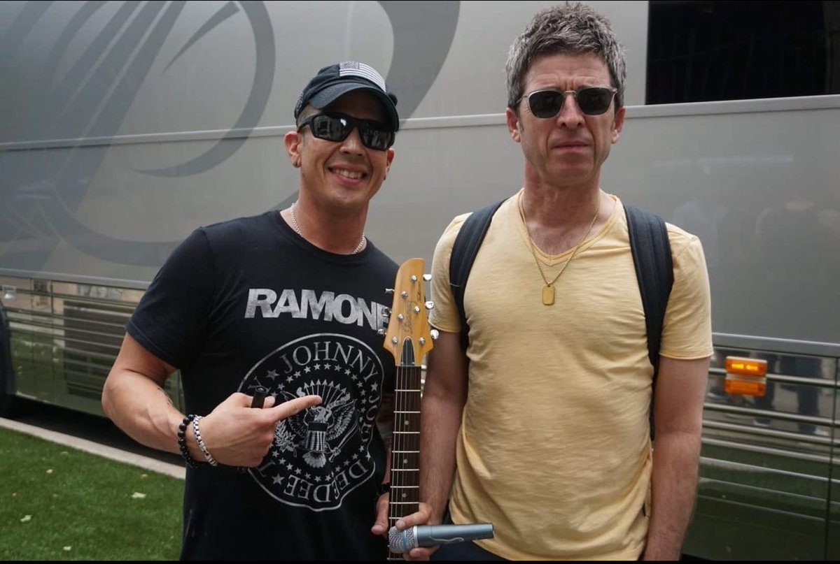 28 years today, @Oasis played Wetlands Preserve NYC and this guitar was gifted to Noel/Oasis by an <a href="/ibanezofficial/">Ibanez Guitars</a> rep at the gig. #oasismusic #oasisdefmaybe #noelgallagher #liamgallagher <a href="/BoneheadsPage/">Paul Arthurs.</a> #oasiscollection #oasismemorabilia