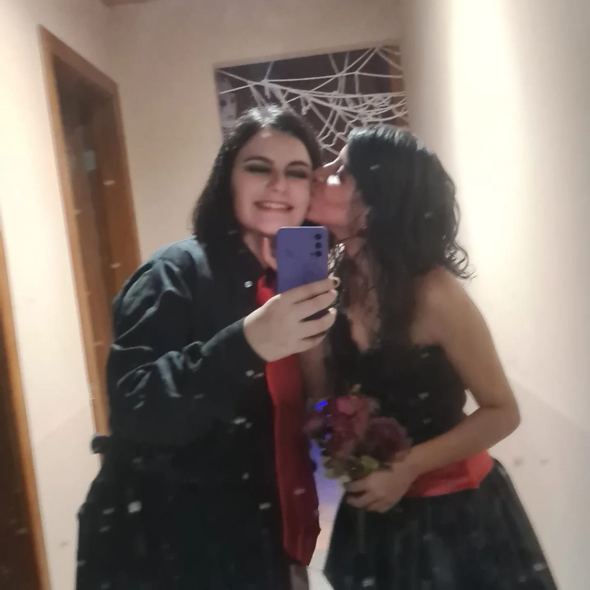 Cryinglem's tweet photo. Eu e a @sweetestbat de Helena e Gerard Way pro Halloween https://t.co/SiHLD0DLjS