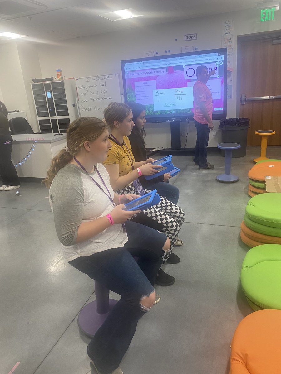 SuptMooney's tweet image. So blessed to visit Girls Tech Day today.  Thank you AWS for your investment in our kids.  #awsgirlstechday #FutureFocused