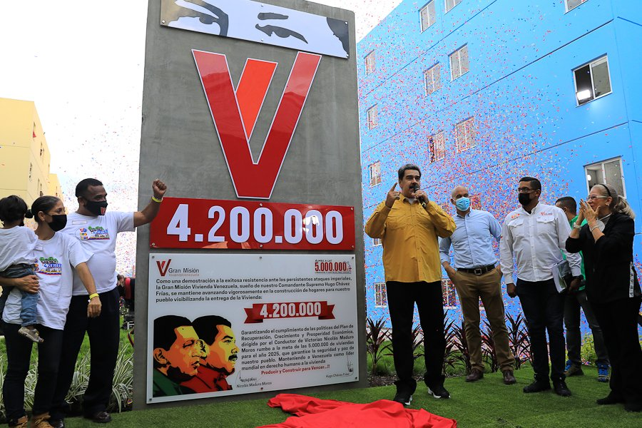 mippci_ven's tweet photo. #NotiMippCI 📰🗞| Presidente Maduro devela hito 4 millones 200 mil de la GMVV. Lea más ⏩ https://t.co/o8t4O3zPvc
 #AvanzandoConFirmeza https://t.co/4wRvOSmqsM
