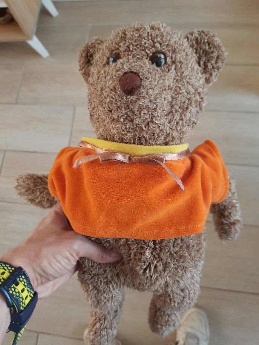 Hoy sábado en Lyon con Bilbao a una niñita que corría junto a su papá se le cayó su osito. Si alguien tiene alguna idea de ella por favor me avisan por interno.Debe estar muy triste.Lo tengo en mi casa y lo estamos cuidando. X favor compartir . (Mi amigo Manuel Muñoz lo publica)