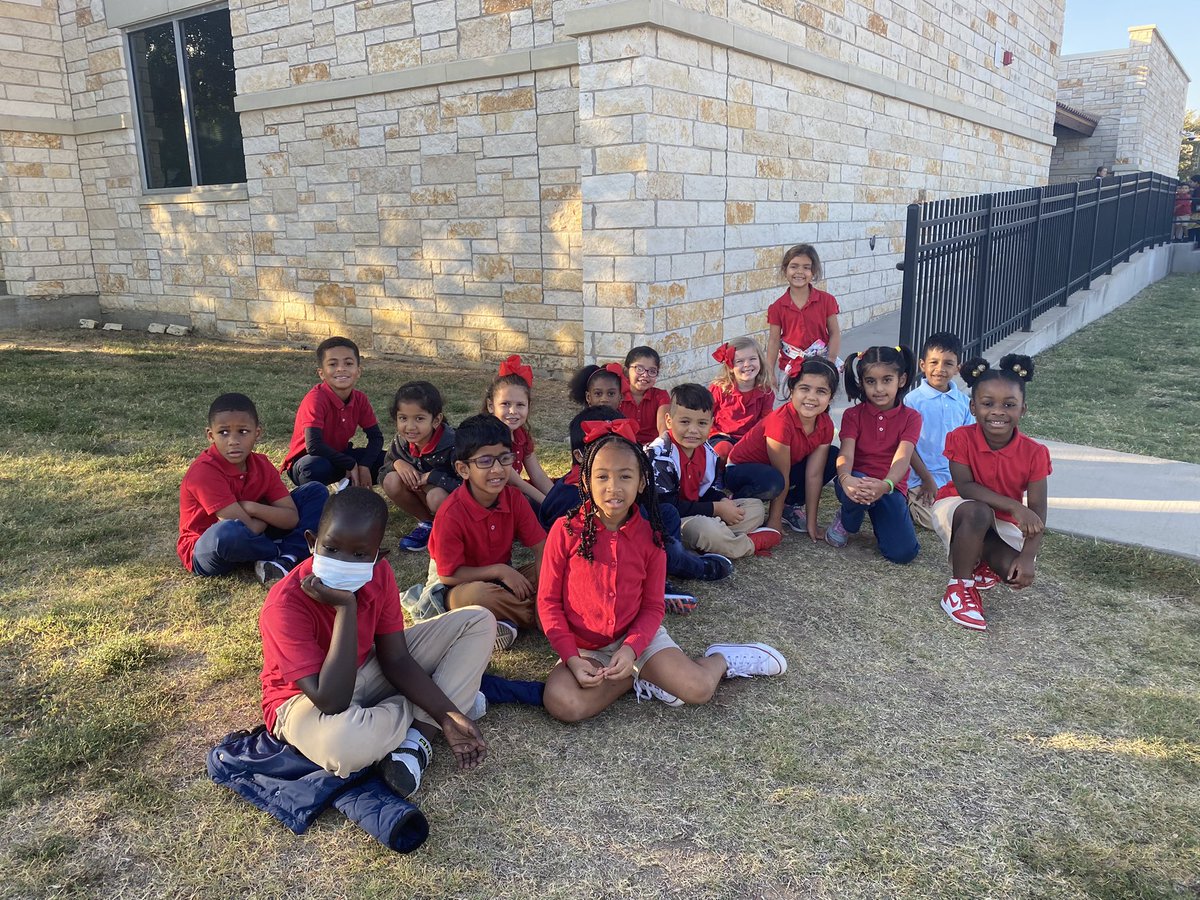 MsRuizLVE1st's tweet photo. We enjoyed the beautiful weather this morning on our walk around the community! #nationalwalkday https://t.co/N5uqkugYEE