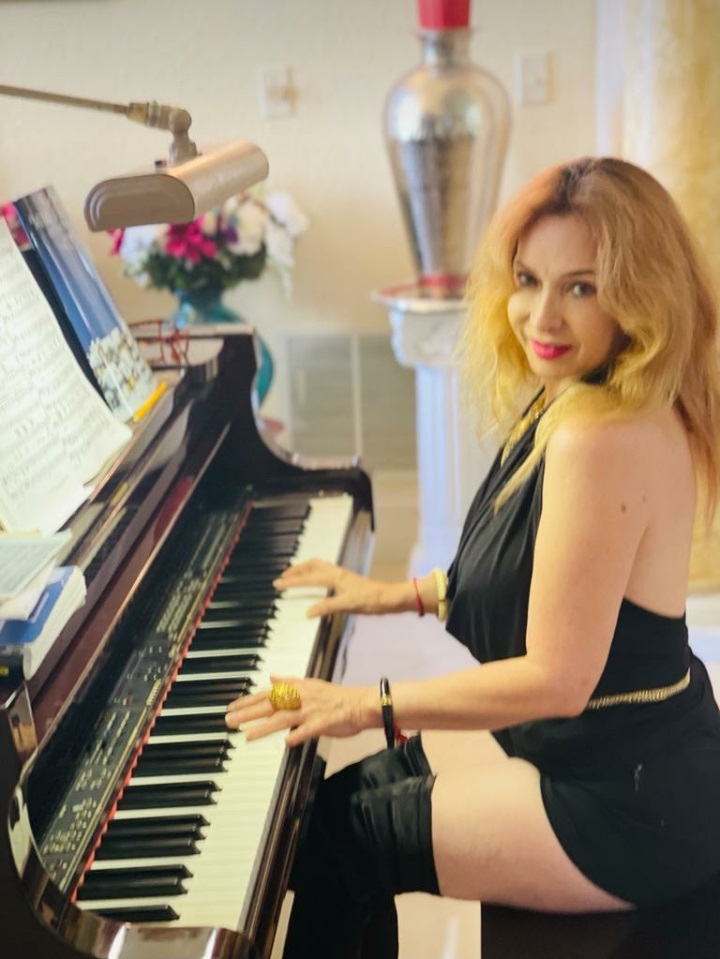 aleva000's tweet photo. Thank you @HelenaDelPilar for this #beautiful announcement of the new song! will be launched 4 November #aHolyNight <3
Pre-save this song on Spotify
https://t.co/U42S7fyetc
photos courtesy @helenadpfollwUS https://t.co/UsEZsEK0N6