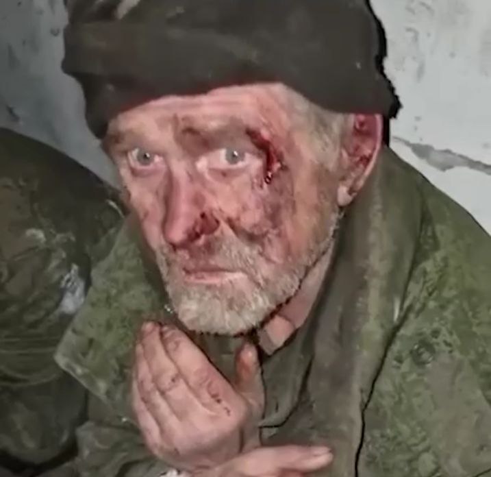 rezonans_vld's tweet photo. Украинский журналист Владимир Золкин нашел ещё двух пленных владимирцев. Видео с ними было опубликовано в его канале. 

Золкин платит украинским солдатам за то, что они стараются брать в плен российских мобилизирлванных, а не убивать.

Если вы узнаете кого-то из них, напишите нам https://t.co/DnaXMO40mI