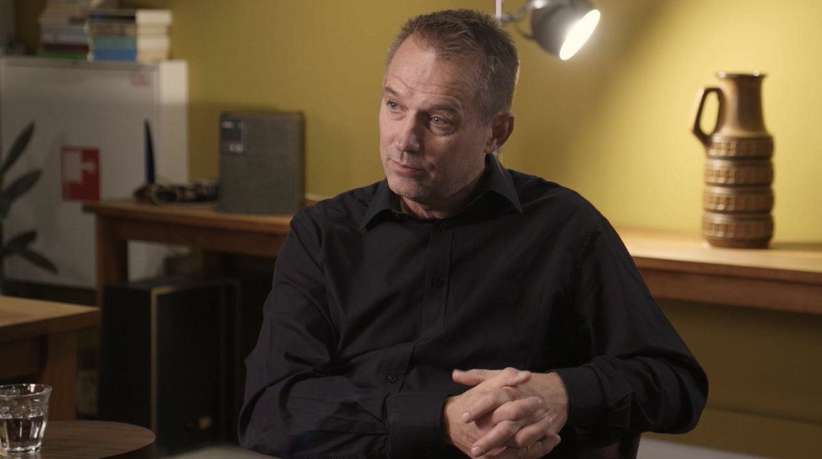 NPOdoc_nl's tweet photo. In 2018 werden jongeren uit Amsterdam-Zuidoost gefilmd voor documentaire 'De #schuldmachine', die gaat over hoe #schuld jongeren gevangenhoudt. Schuldrustcoach Willem Los vertelt hoe het vier jaar na de documentaire met ze gaat.
▶️ Kijk het interview op https://t.co/OSvHTV3UJ9 https://t.co/aQxHpgwnlp