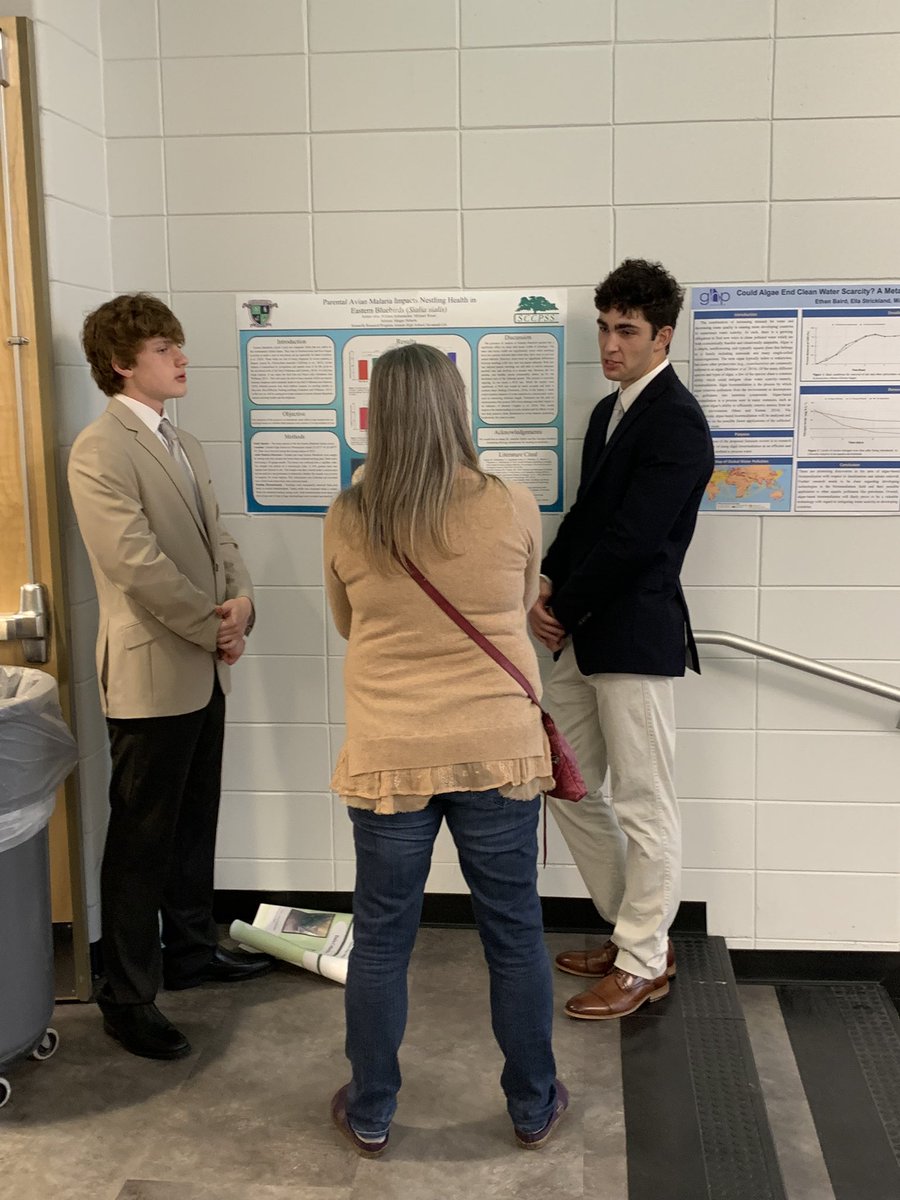 PrincipalDLB's tweet photo. Another #FINishStrong Friday and week at the 🦈 Shark Tank! Our scholars present and impress at the return of our annual Scientific Research Symposium #RigorResearchRelevance #FINex @IHSSciResearch @Islands_Sharks https://t.co/xD5PvtoDug