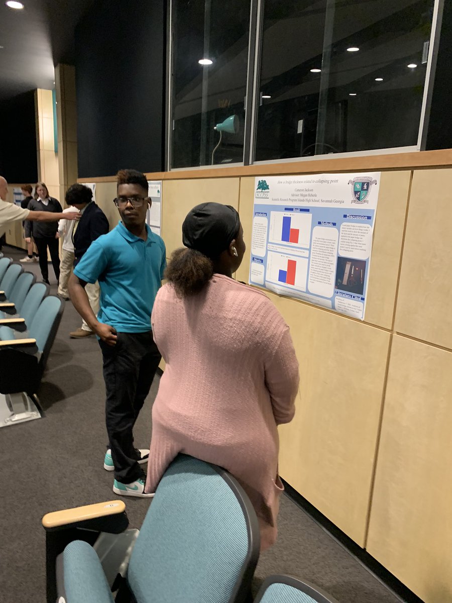 PrincipalDLB's tweet photo. Another #FINishStrong Friday and week at the 🦈 Shark Tank! Our scholars present and impress at the return of our annual Scientific Research Symposium #RigorResearchRelevance #FINex @IHSSciResearch @Islands_Sharks https://t.co/xD5PvtoDug