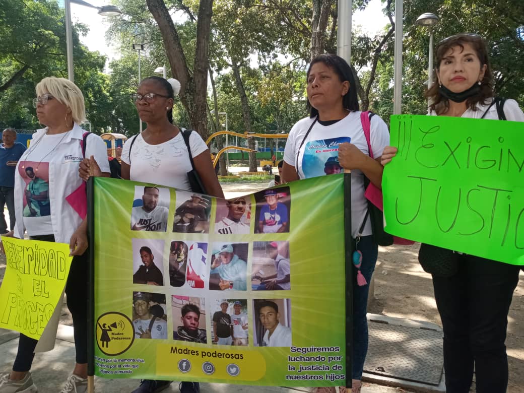 Las #MadresPoderosas presentes en solidaridad con las víctimas de la #MasacreDelAmparo, después de casi 4 décadas la misma impunidad, ahora el objetivo son los jóvenes morenos de nuestros barrios (2/2)
#NoMásEjecuciones
#NosotrasTambiénQueremosJusticia
#MadresPoderosas