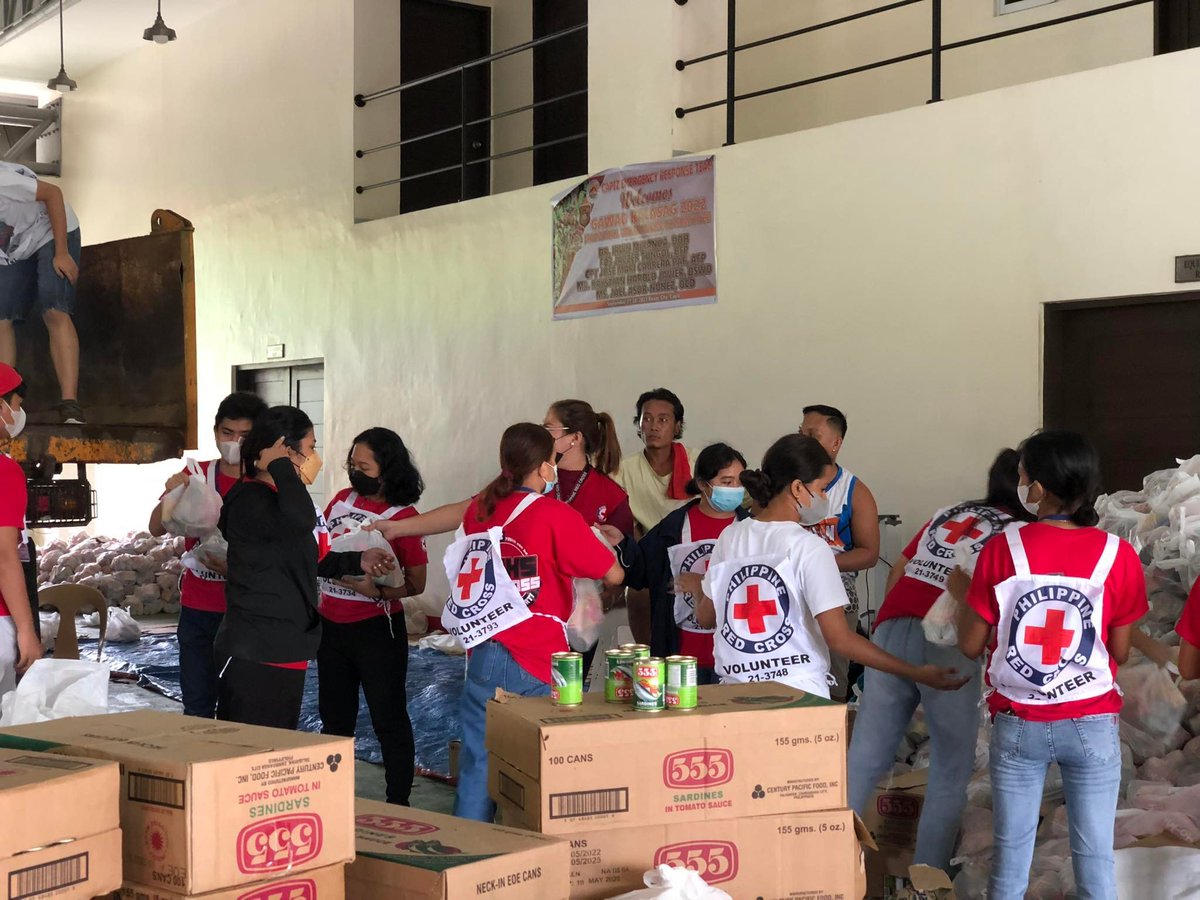 philredcross's tweet photo. Our @RedCrossYouthPH Volunteers actively participated in repacking food packs for affected individuals of #PaengPH in #Capiz.

#PHRedCrossCares https://t.co/6sr3o0LwOs