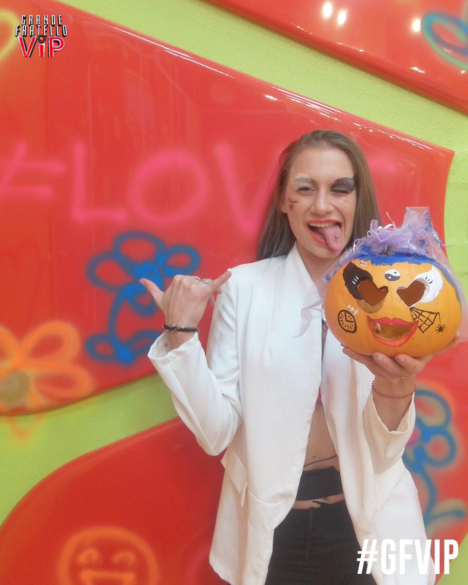 GrandeFratello's tweet photo. La zucca di Nikita 😍🎃 #GFVIP https://t.co/WKfbL6fagd