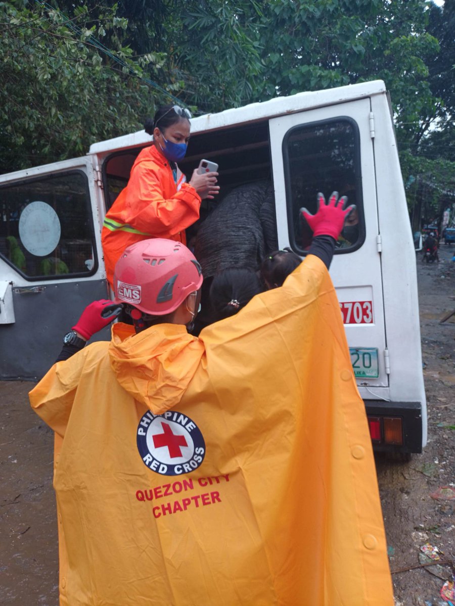 philredcross's tweet photo. Our PRC Quezon City Chapter mobilized our RC143 to assist in the clearing operation at San Mateo Road and in the forced evacuation of residents near the View River and River view areas.

#PHRedCrossCares https://t.co/sWRXtmgPhQ