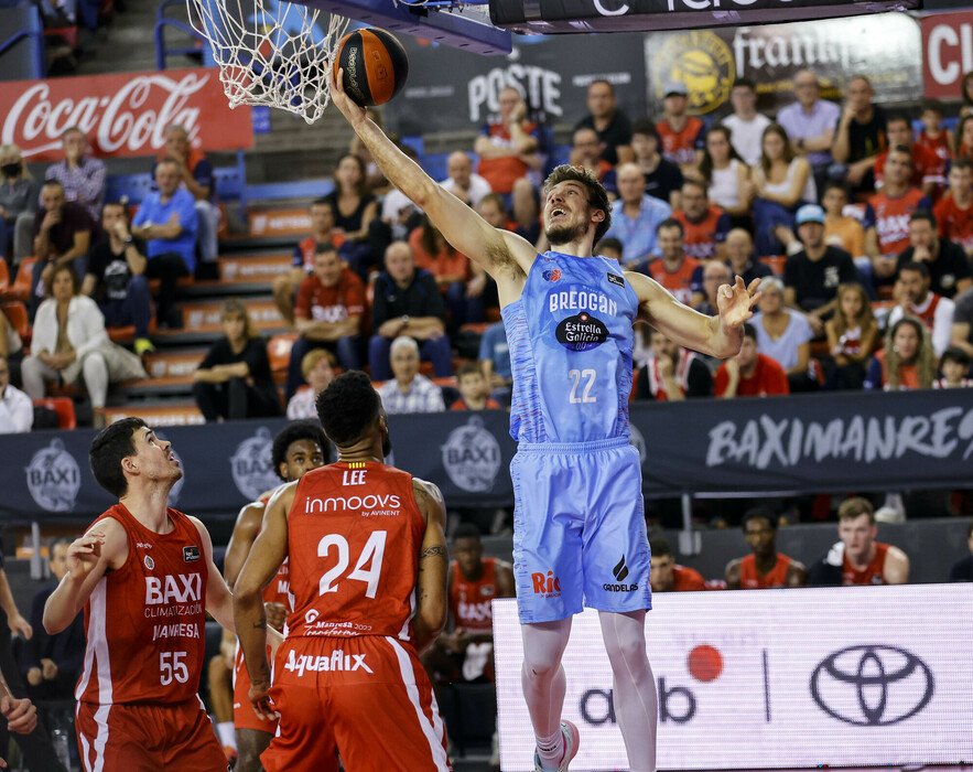 CBBreogan's tweet photo. Final! Vitoria do Río Breogán!!!

@BasquetManresa 70
RÍO BREOGÁN 106

Enorme equipo!!
Grazas aos representantes da #MareaCelesre que viaxaron a animar ao Breo!

📊https://t.co/v693KTdMuM

#ForzaBreo #actitudRío https://t.co/zmi8XMMheD