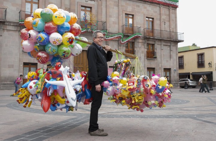 César Aira cargando la mercancía de un globero.