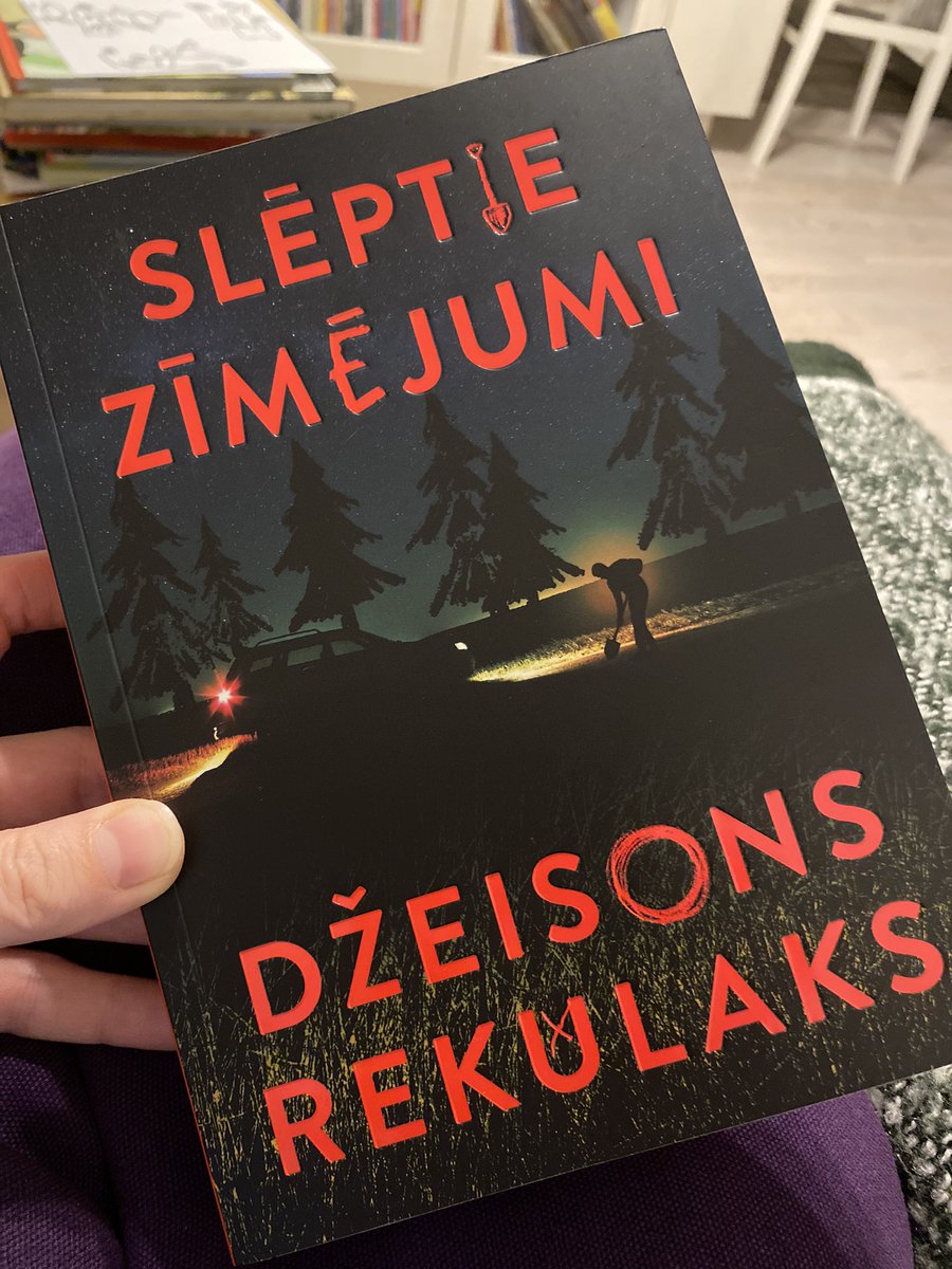 Bieži dzirdu sakām, ka nedrīkst grāmatas vērtēt pēc vāka. Man gan ļoti patīk paprātot, ko sola iekšlapas, ja uz vāka, piemēram, lāpsta, tumsa un auto starmeši. Būs rudens trilleris, vai ne?