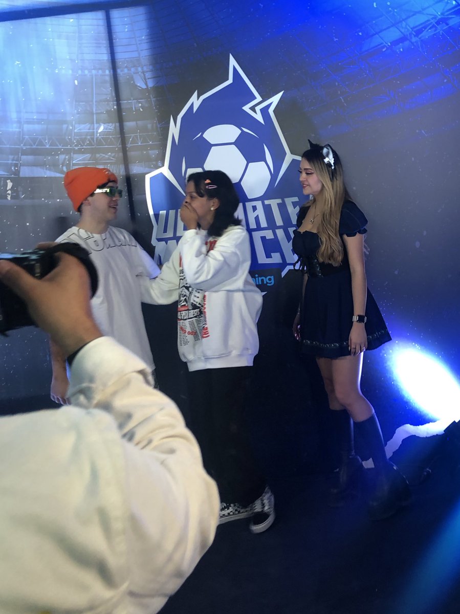 kkydoo's tweet photo. conocí a juan y ari 😭😭😭😭 hoy es el mejor dia de la vida dios mío me sigo muriendo 😭😭😭😭😭😭😭😭😭😭😭😭😭😭😭😭😭😭😭 @JuanSGuarnizo @arigameplays SON LAS MEJORES PERSONAS QUE EXISTEN NO CABE DUDA 💔💔 https://t.co/qiyunuATlE