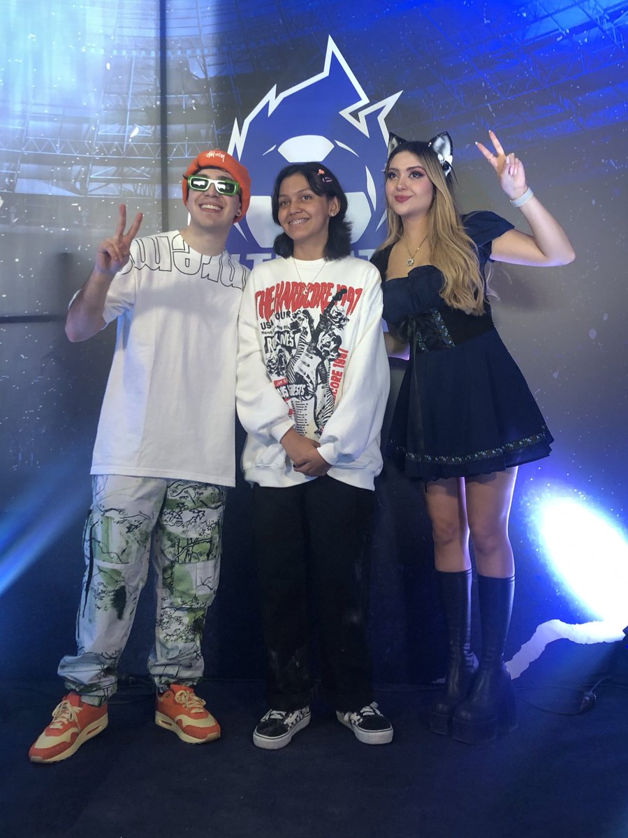kkydoo's tweet photo. conocí a juan y ari 😭😭😭😭 hoy es el mejor dia de la vida dios mío me sigo muriendo 😭😭😭😭😭😭😭😭😭😭😭😭😭😭😭😭😭😭😭 @JuanSGuarnizo @arigameplays SON LAS MEJORES PERSONAS QUE EXISTEN NO CABE DUDA 💔💔 https://t.co/qiyunuATlE