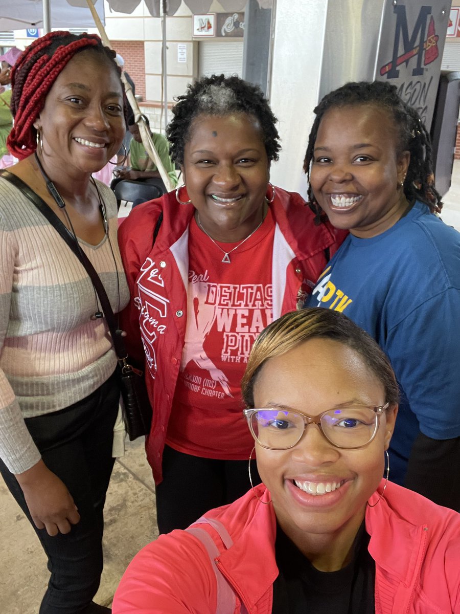 Dr_PMcClellan's tweet photo. #makingstridesagainstbreastcancer @HindsCC @PHITHETAKAPPA So proud my students worked the Hope Lodge Booth #service https://t.co/29FX480fwR