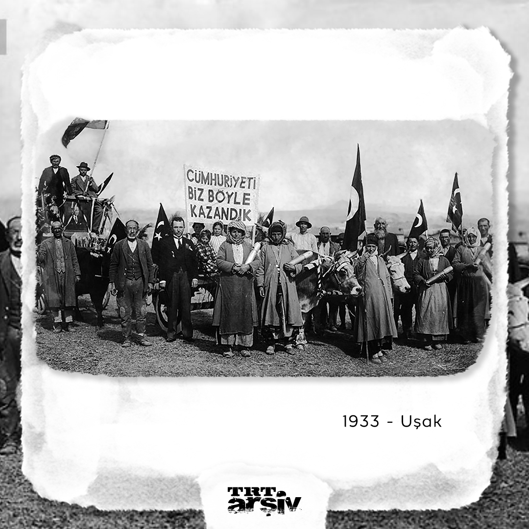 Yıl 1933...

Cumhuriyetin onuncu yıl dönümünde Uşak’ta yapılan törenlerde halk, “Cumhuriyeti Biz Böyle Kazandık” afişi açtı.

Köylülerin ve dönemin belediye başkanı Orhan Kamil Kabalak’ın da yer aldığı fotoğrafı, şehrin ilk fotoğrafçısı Hüsnü Kazım Özler çekti.