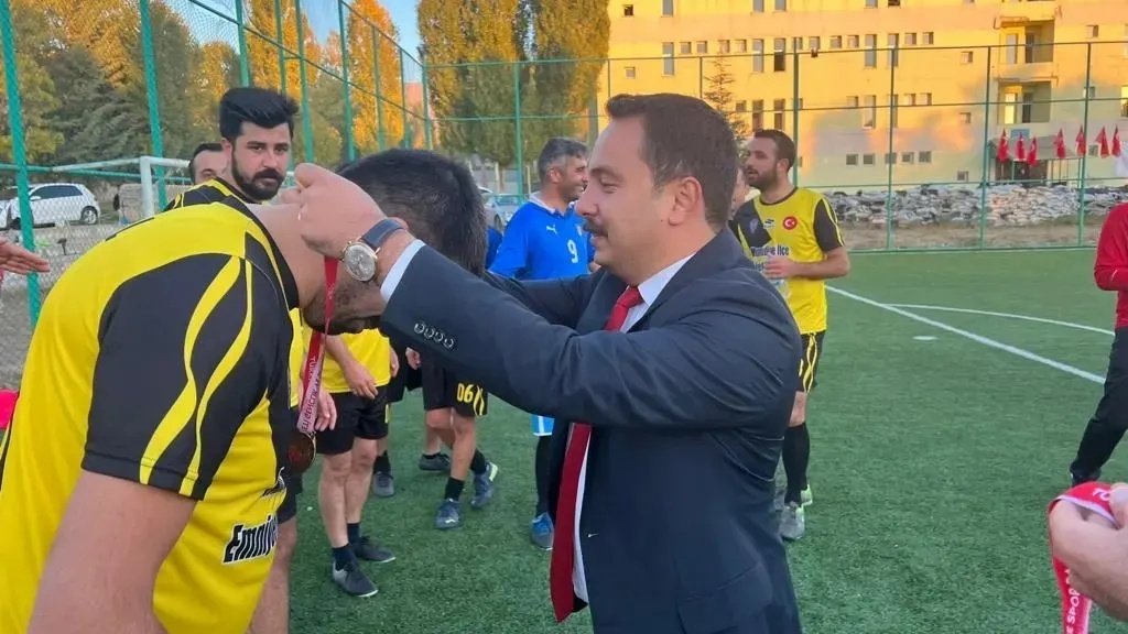 muradiyegovtr's tweet photo. İlçemizde Cumhuriyet Kupası  Şampiyonluk maçında kazanan belli oldu.⚽🏆

Kaymakam/Belediye Başkan V. Sn. @KaymakamAydogan'da  şampiyonluk maçını izledi. Kaymakamımız takımlara başarılar dileyerek,Birinci olan Emniyet Spor oyuncularına madalyalarını takdim etti. 

@tcvanvaliligi https://t.co/YZCH2ZG8rd