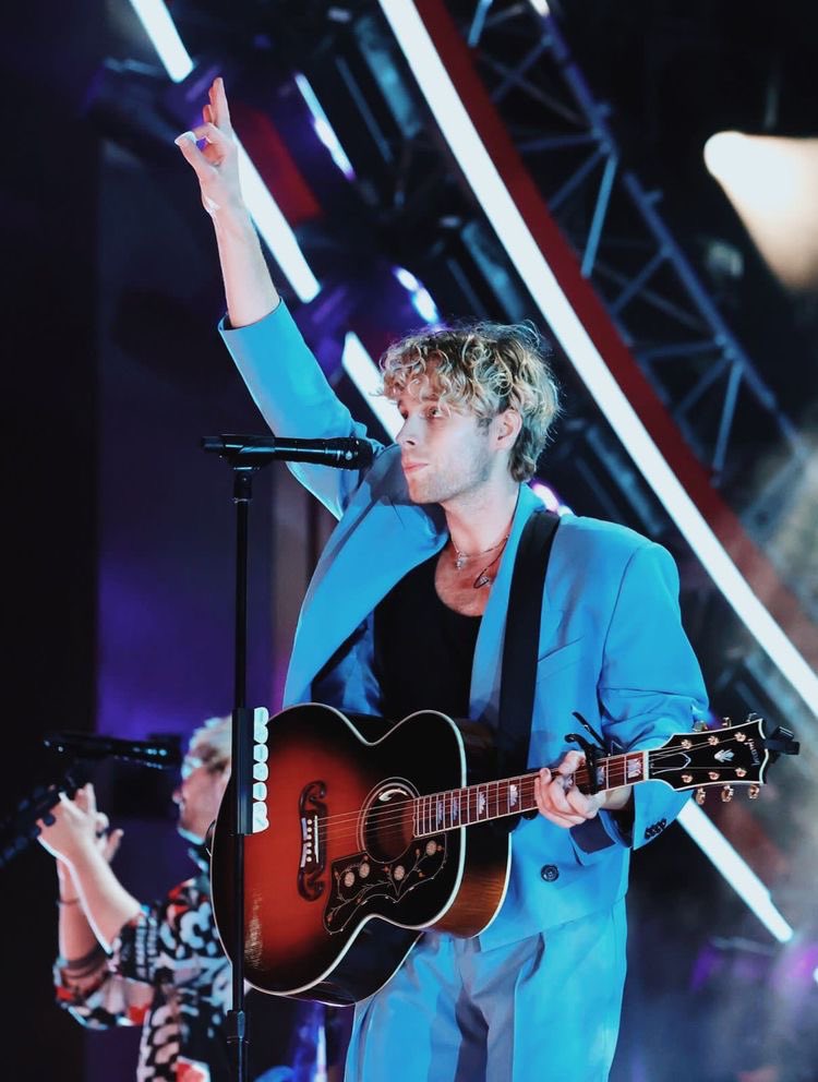 lrhvault's tweet photo. stage luke hemmings returns in a month exactly https://t.co/tu2fGD3Eb0