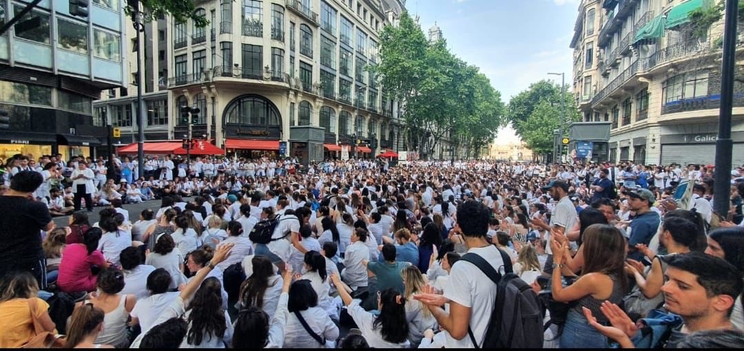 Today is #CareDay22 — a global day of advocacy to #ActForHealthWorkers. But young healthcare workers advocate for their rights every day, like these residents 👇 in 🇦🇷 who for the past 6 weeks have been demanding a salary that at the very least meets minimum wage. #MareaBlanca