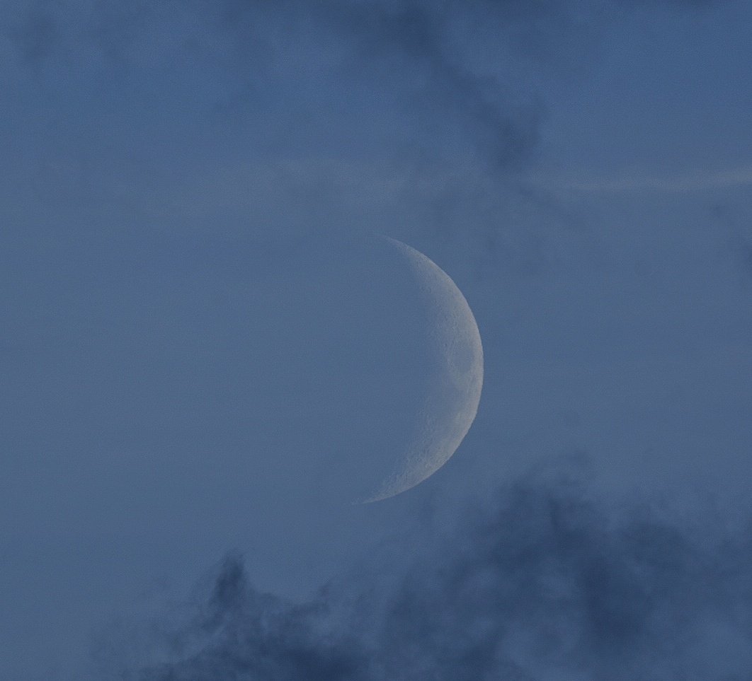jonesy1007's tweet photo. Shooting the 22% lit moon and was #Photobombed by flight @airfrance #AF348 heading to Montreal from Paris. it was approx 50 miles away, and so nearly made a transit. 
#moon #luna #astronomy #a350 #avgeeks #MoonHour @ThePhotoHour https://t.co/8l1Z4qaNEt