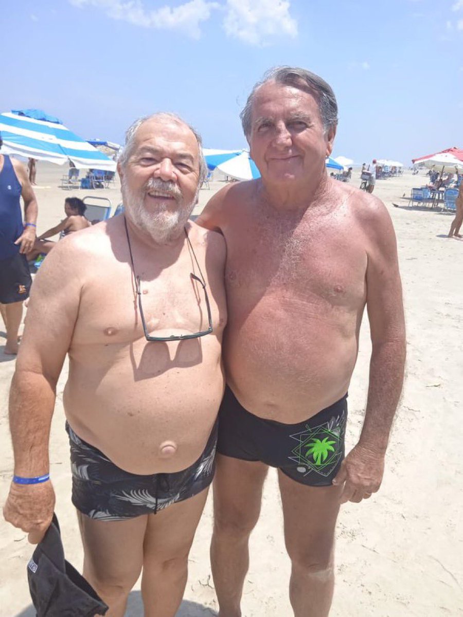 choquei's tweet photo. 🚨AGORA: Lula e Bolsonaro se encontram na praia para um bronze e curtir o último dia antes do 2° turno #Eleicoes2022 https://t.co/2qW07836i9