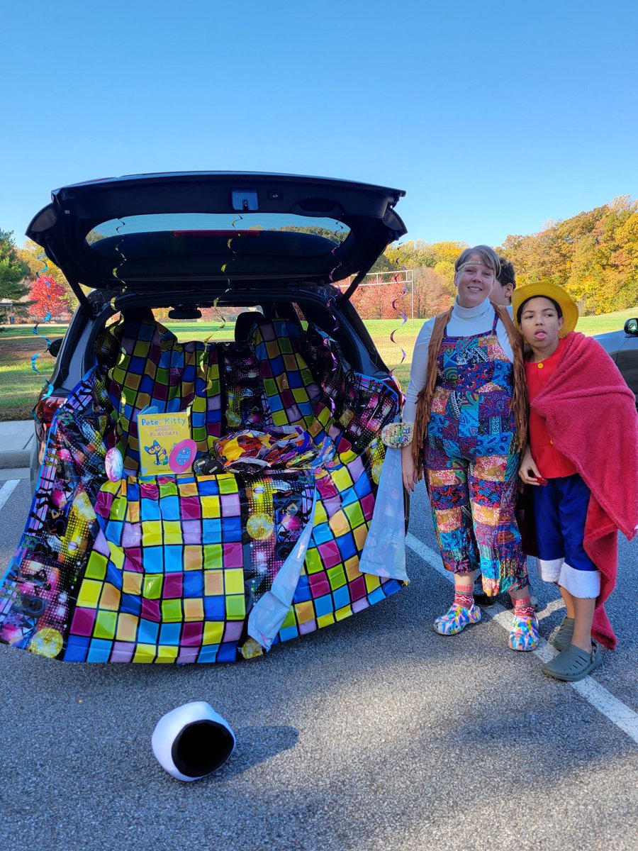 HNESAP_Glover's tweet photo. HNES Trunk or Treat!  So much fun today🎃  Our families we showed up today💙🐾💙 https://t.co/So4ERwhOXN