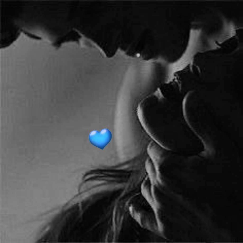 Alwayss_Sweet's tweet photo. Dueño de mi sentir 
De ese gemir ,
Ese sordo deseo que no se agota la respiración se crece y el fluido ejerce
el mágico poder 
de volver a nacer...
cada vez que vienes.

  ⭑⭒ ❥ ᔑωᥱ̈ᥱt ♤࿐ ˚.

#EroTuits 
#EróticoAquelarre 
#PasiónSwëet 
#BesosEnLaPiel https://t.co/lBbXvR0CCy