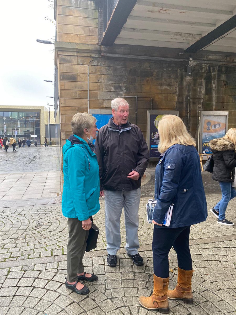 EmmaLewell's tweet photo. Loads of fun this am in King Street on our @UKLabour street stall. Thanks to everyone who came along and my gorgeous constituents who came to chat. 💕🌹 https://t.co/9TFnk6dhdi