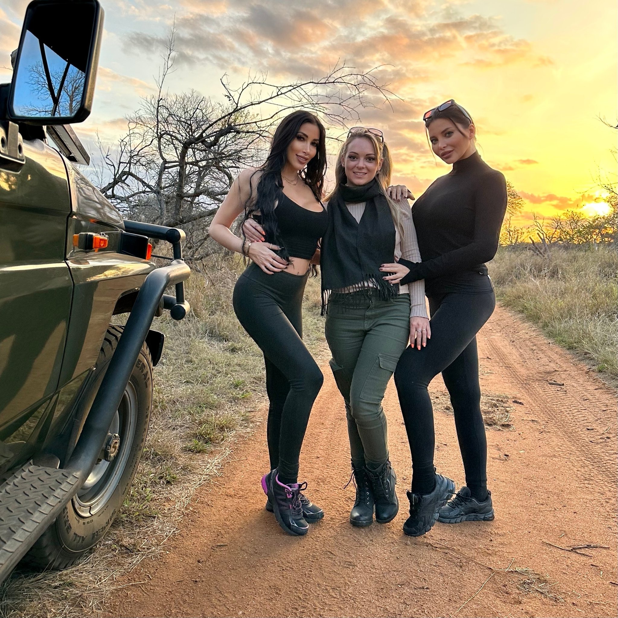 3 SuperCopines en #safari 🦁🦓🐘🦒🦏 @cleagaultier @tiffanyleiddix @annapolinaxxxx https://t.co/0984SeemhZ