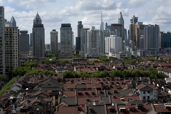 Masha_1230's tweet photo. Shanghai China, where the housing problem continues to get worse as a result of sprawl and increase in poverty. The edges of the city are practically nonexistent as the difference between the city and the suburbs becomes more distinct. https://t.co/Sdt5k2ipAh
