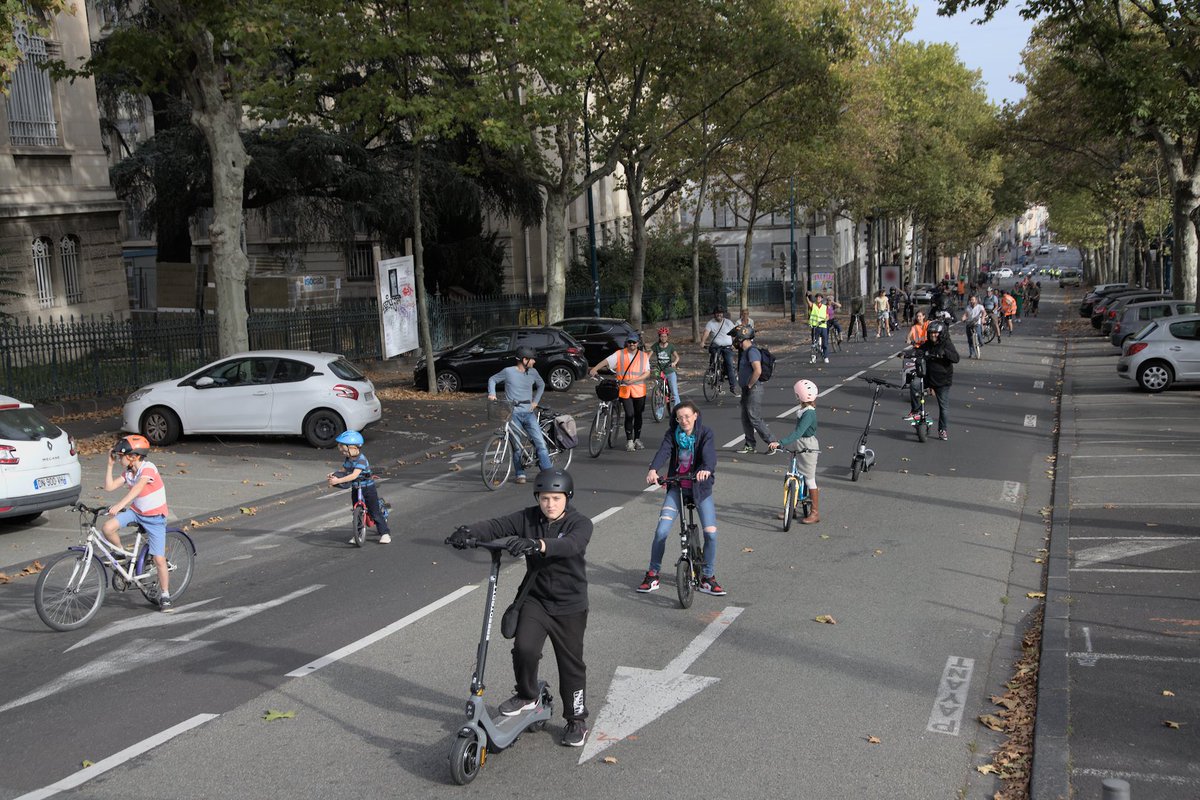 velorution63's tweet photo. 🤔 En milieu urbain, est-ce que la voiture prend trop de place ?
🧐 On a testé pour vous, on a remplacé 30 voitures par 30 vélos/trotinettes !

Et si on revoyait un peu la manière dont on se déplace et on aménage la ville ? 😃 https://t.co/2DvbQgzkD2