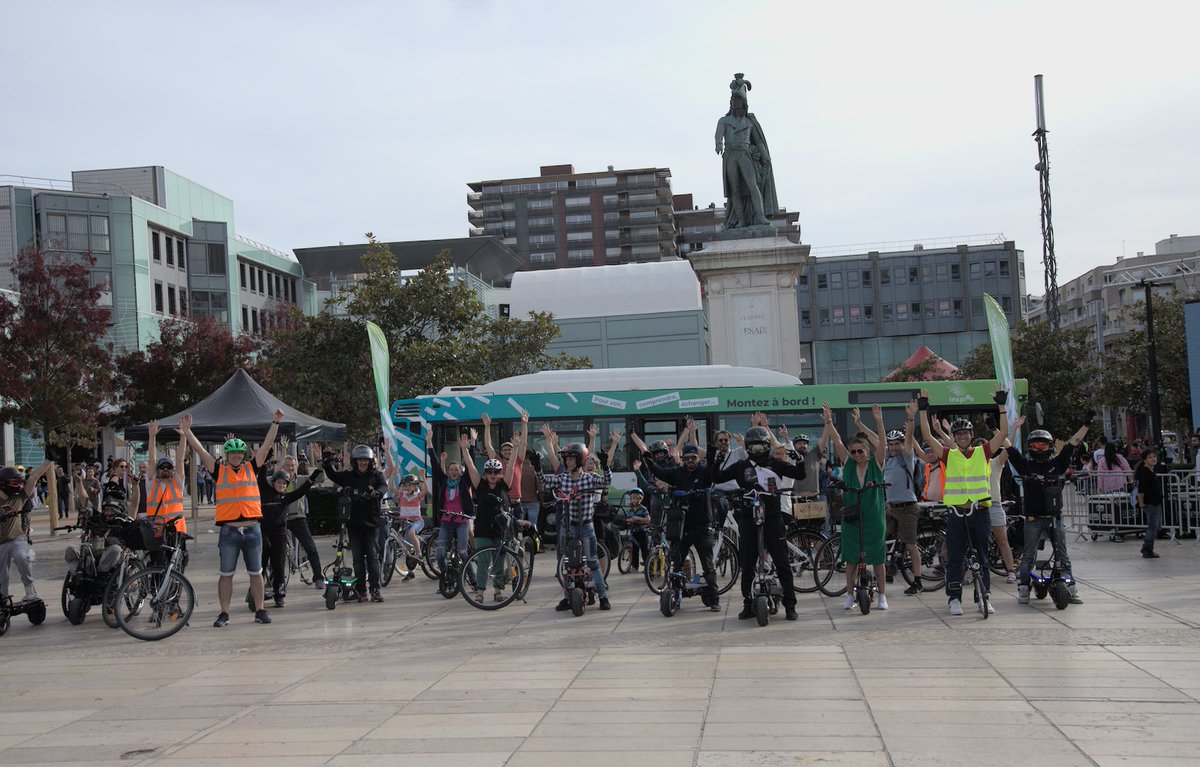 🤔 En milieu urbain, est-ce que la voiture prend trop de place ?
🧐 On a testé pour vous, on a remplacé 30 voitures par 30 vélos/trotinettes !

Et si on revoyait un peu la manière dont on se déplace et on aménage la ville ? 😃