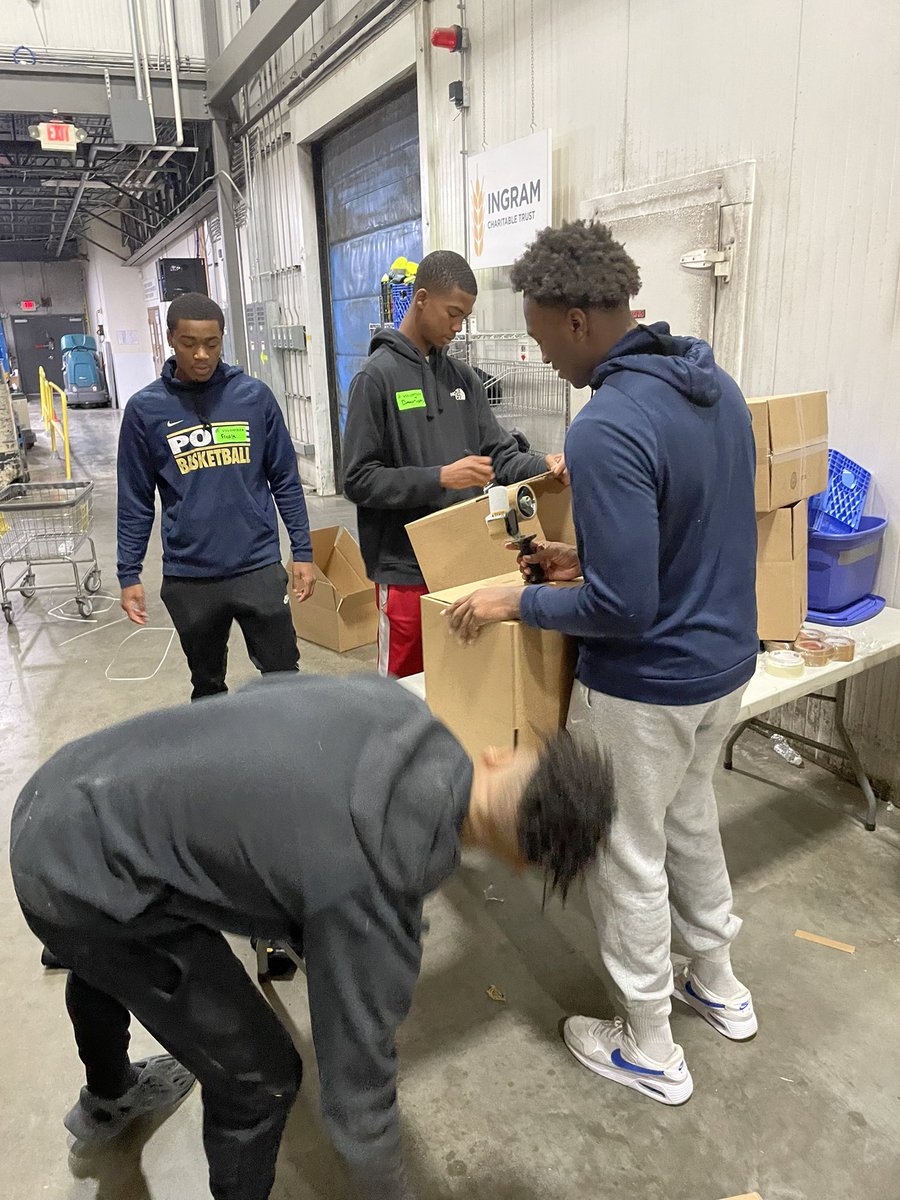 JPIImbb's tweet photo. Over 7200 lbs frozen food sorted and 6300 families fed #strive4more #selfless #fam1ly #service @JPIIAthletics https://t.co/Tc4UfMmhLz